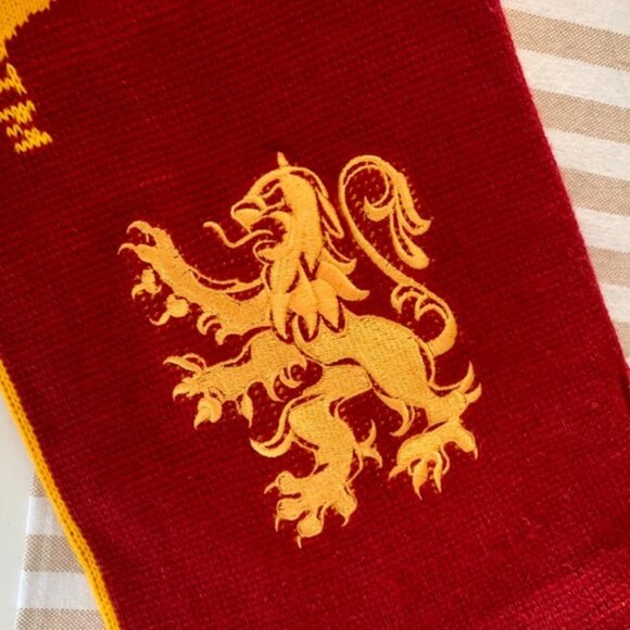 Gryffindor Embroidered Knit Scarf Making of Harry Potter Warner Bros Studio Tour - Picture 12 of 12